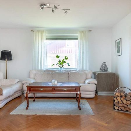 White & Bright Room In A Shared Apartment Göteborg Eksteriør billede