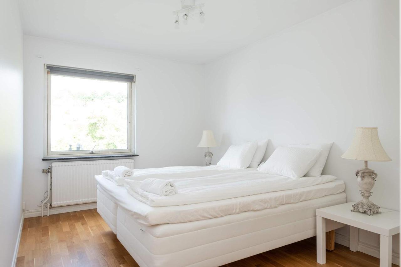 White & Bright Room In A Shared Apartment Göteborg Eksteriør billede